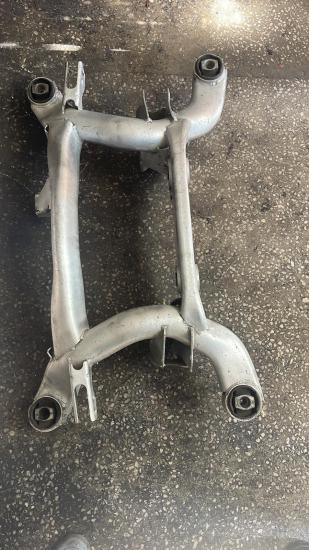 Bmw Çıkma Travers/Beşik E39 Arka